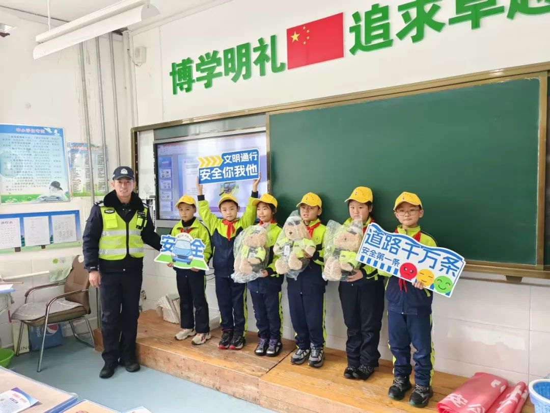 长白山全国交通安全日宣传_长白山活动_池北交巡警大队校园交通安全体验课