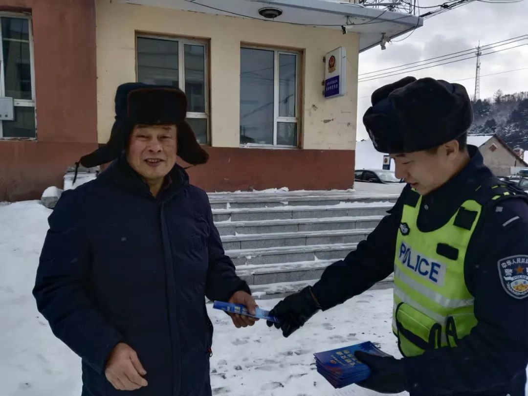 长白山全国交通安全日宣传_长白山活动_池北交巡警大队校园交通安全体验课