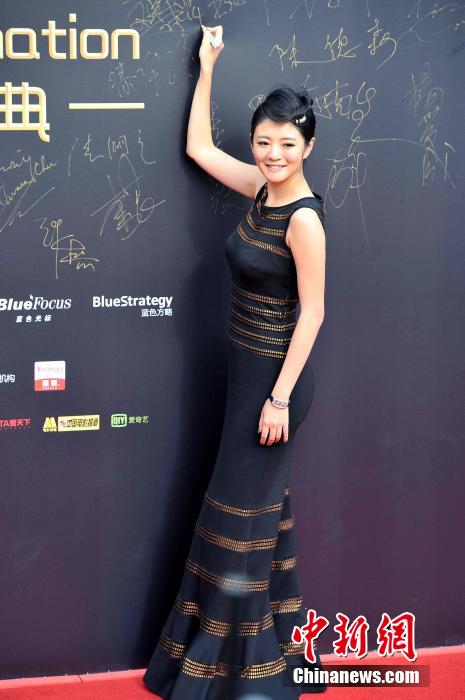 华谊兄弟20周年红毯秀_华谊兄弟二十周年庆典红地毯明星阵容_华谊兄弟二十周年庆典海口红毯现场