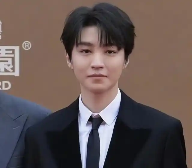 男演员红毯表现评价_华谊兄弟20周年红毯秀_华表奖红毯造型分析